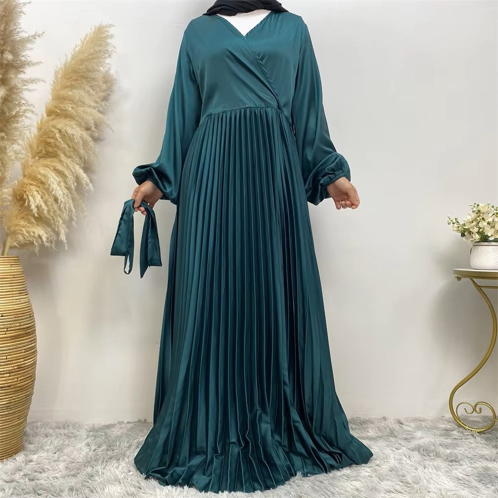 Pleated satin dress with belt