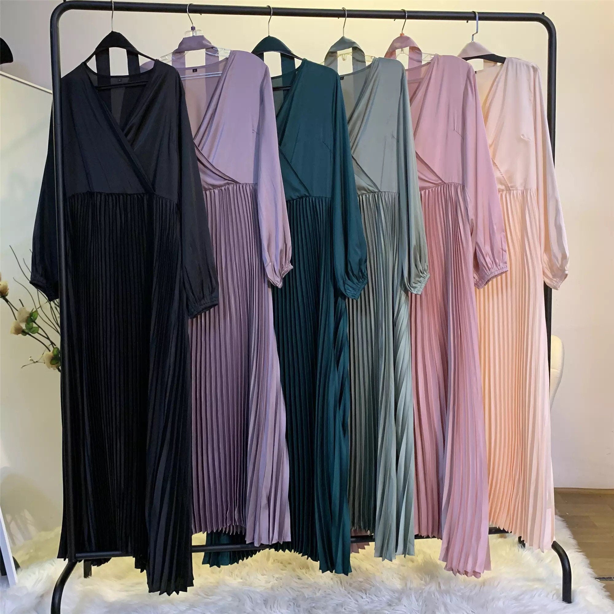 Pleated satin dress with belt
