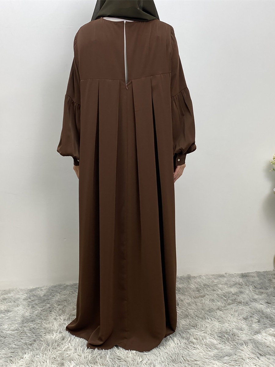 Chic Khimar Abaya: Elegant Pleated Front & Cuff Sleeves
