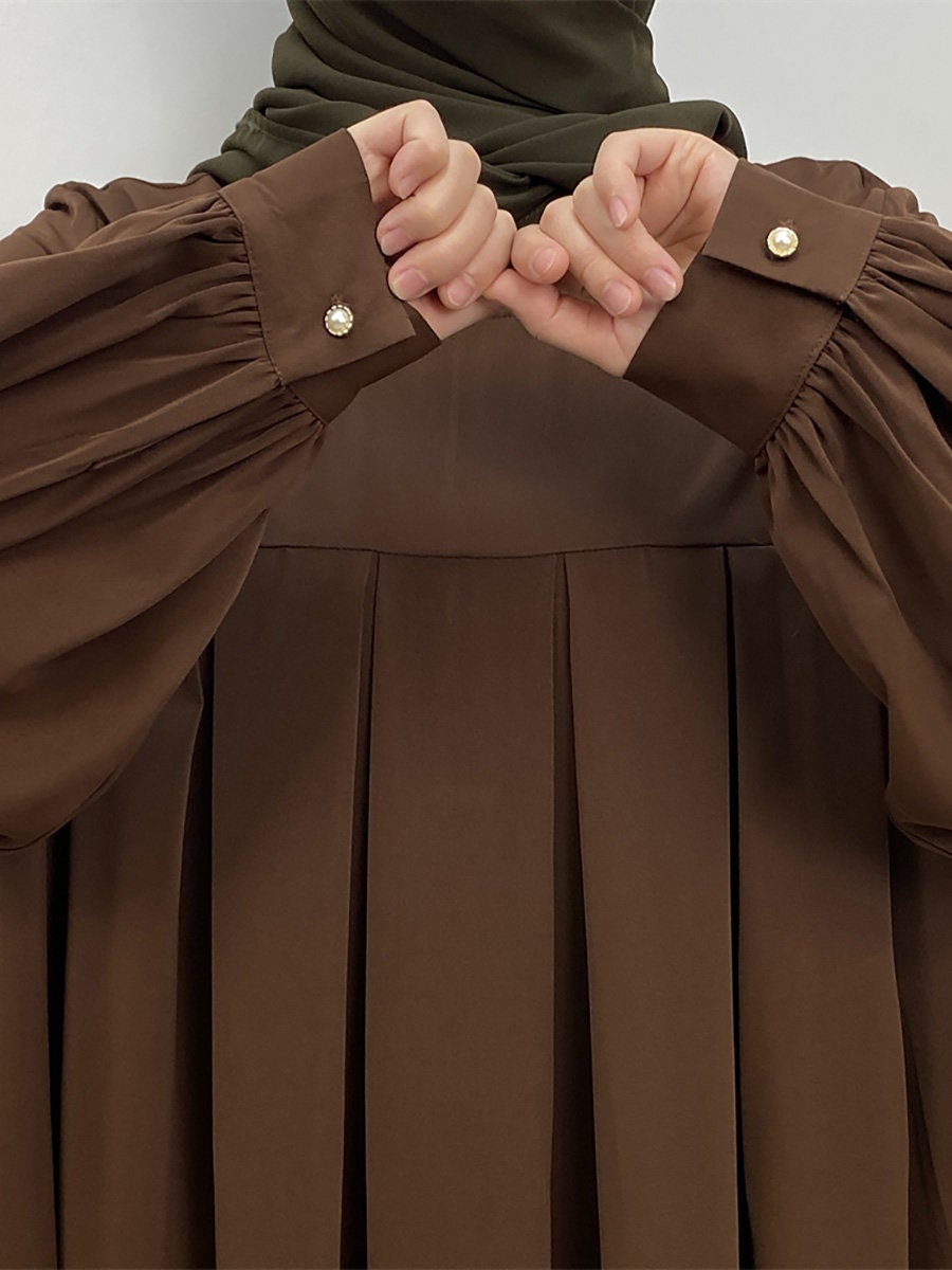 Chic Khimar Abaya: Elegant Pleated Front & Cuff Sleeves